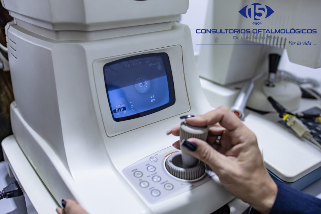 Medición de error refractivo con autorefractómetro computarizado.