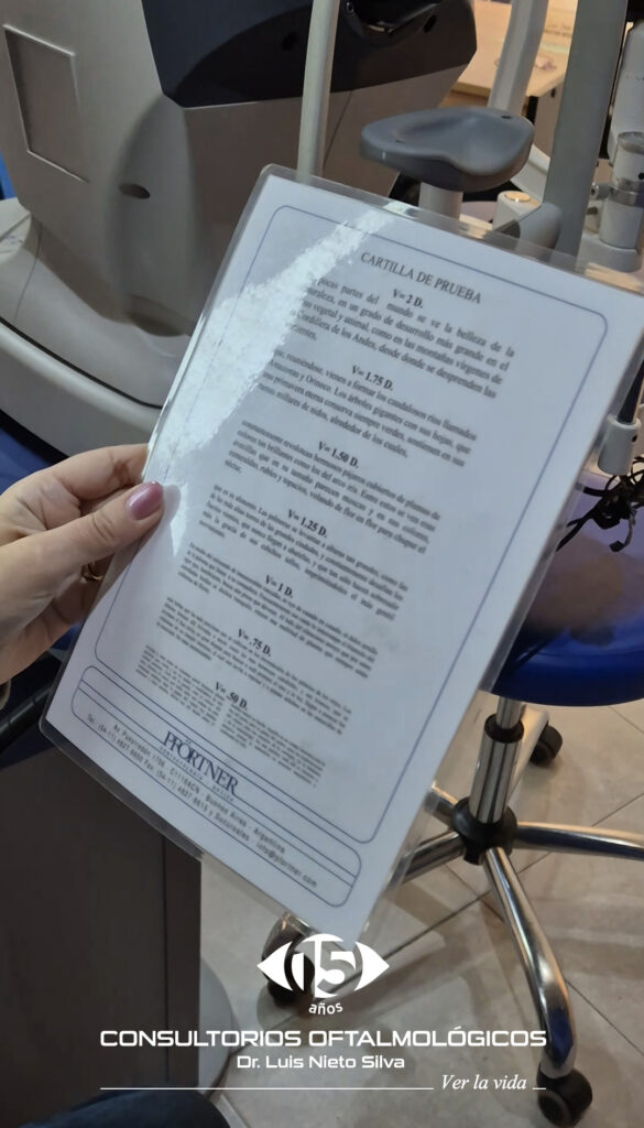 Paciente recién operada de presbicia, leyendo la cartilla de lectura al otro día de la cirugía.